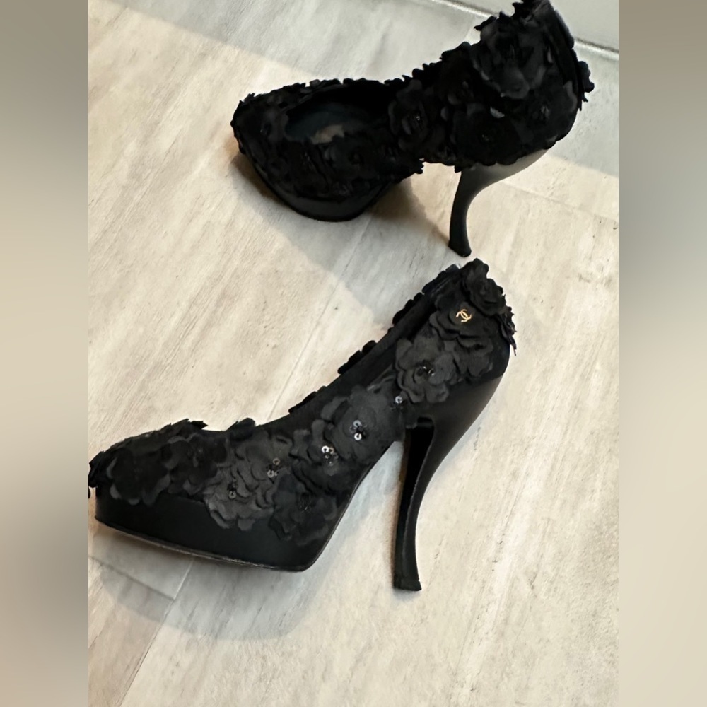 Beautiful, vintage Chanel camellia flower pumps. ART!